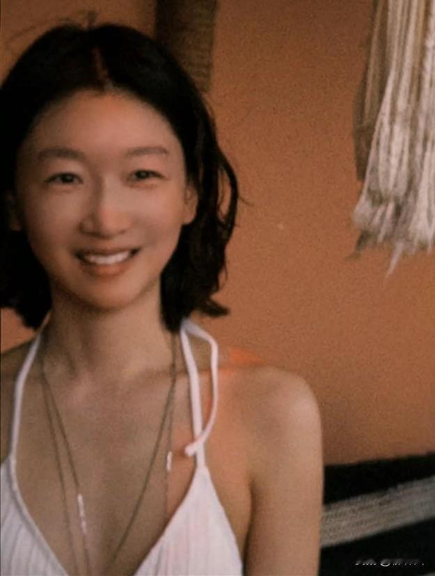 没有丰满的胸部，没有完美的腰臀比，她瘦得像一张纸，却“瘦”成了华语影坛的金字招牌