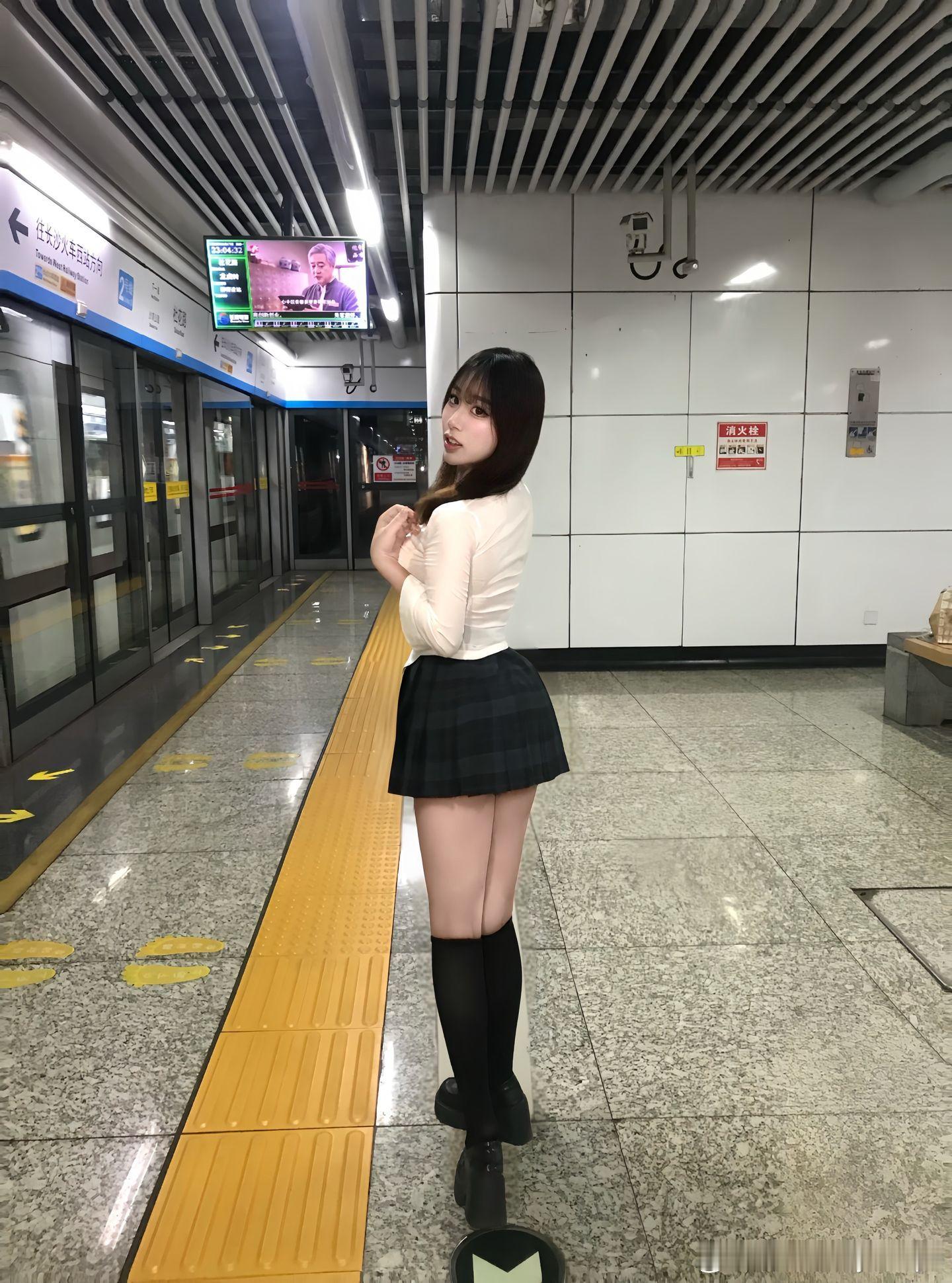她好可爱得想办法跟她约会​​​
