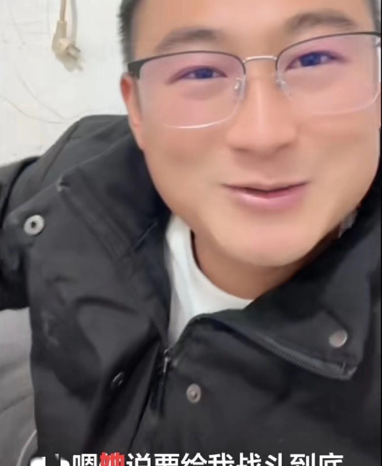 直播画面突然卡住。不是网络问题。是阿彪盯着桌上震动的手机，整整七秒，手指悬空