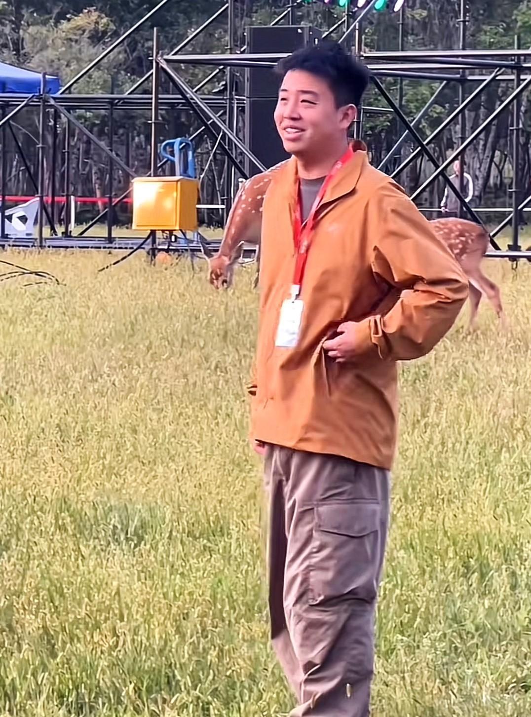 此时的王夭夭很得瑟，站在空旷的草地上，任由董宇辉的粉丝拍摄，略显拘谨，有点扭怩作