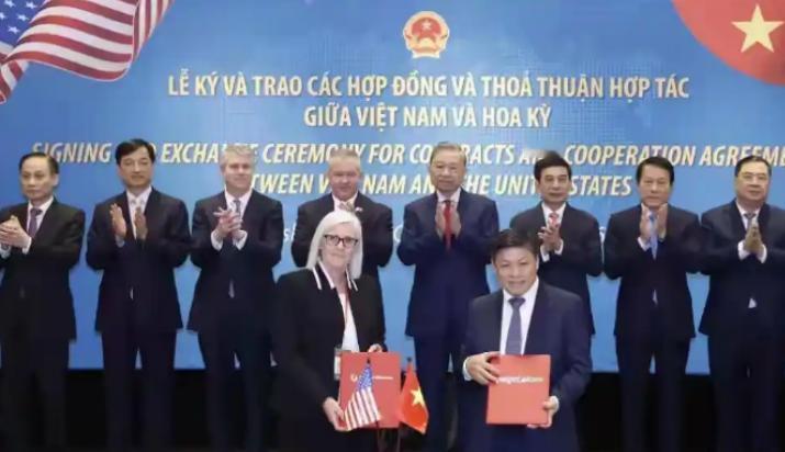 2月20号，特朗普在白宫见了越南领导人苏林。在俩人正式坐下来见面前，越南这边