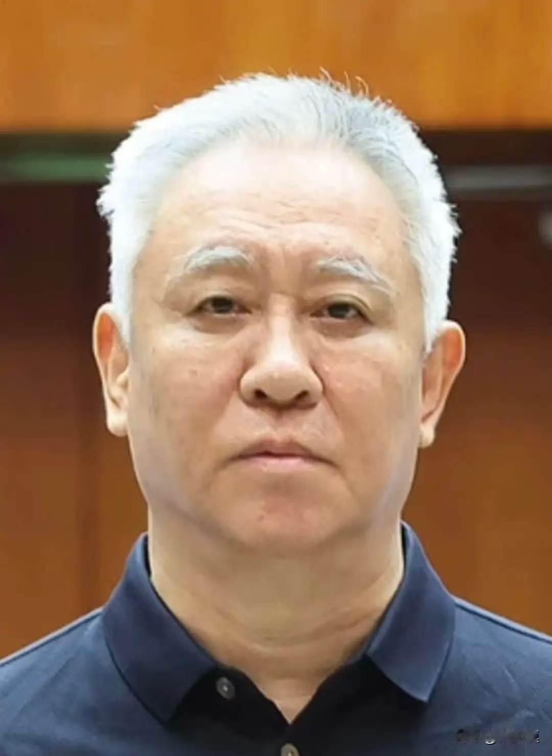 很多人都误会了，觉得皮带哥衰老这么快，连眉毛都白了，是由于生活和精神落差导致