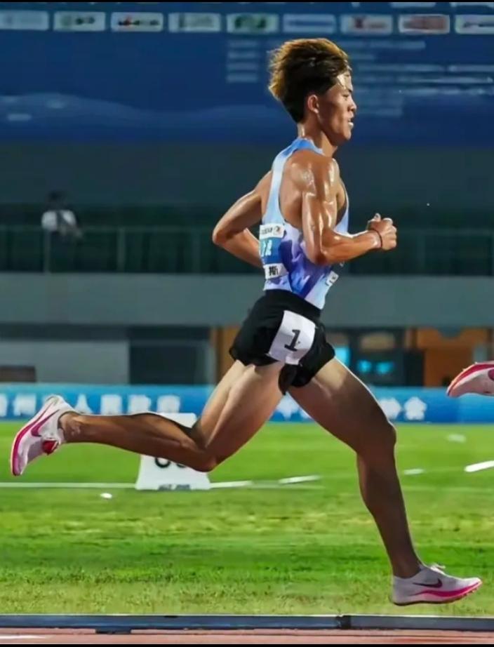仅落后冠军2秒！毛金虎拿下全国大学生田径锦标赛季军。上半年无锡首马2:07