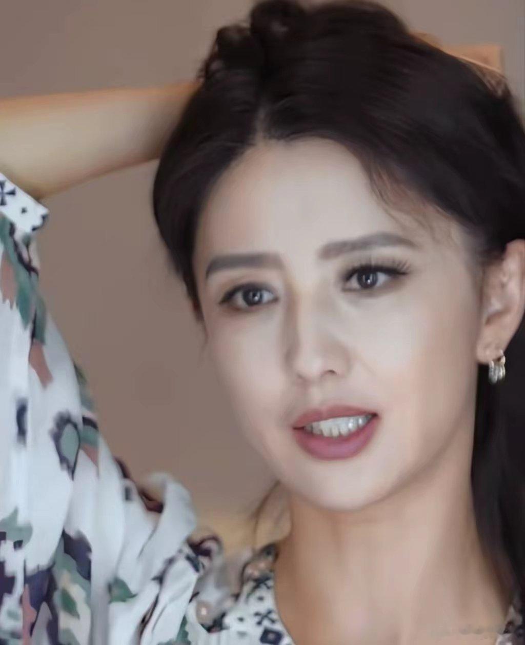 佟丽娅这个人现在有个大问题，已经越来越严重了，那就是她​一点也不耐老。年轻的时候看她真的是美若天仙，