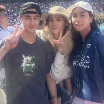 奚梦瑶小姑子晒世界杯决赛现场照，何猷君和老婆还有妹妹一起观赛，姑嫂二人...