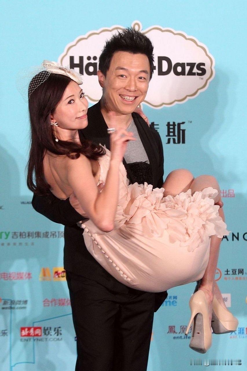 黄渤抱得美人归！看表情志玲姐姐也非常的幸福！