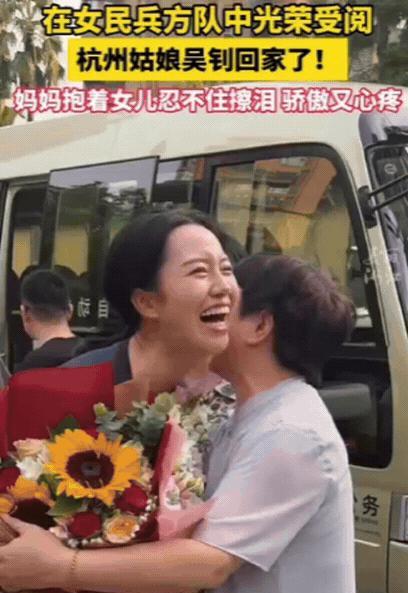 泪目！浙江杭州，妈妈去接阅兵女儿回家，没想到，刚看到女儿第一眼，妈妈眼泪就止不住