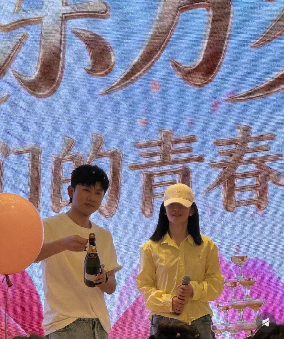 5月6日，谢娜成都演唱会第2场结束后与张杰一起举办庆功宴，网友调侃二人是在举办婚