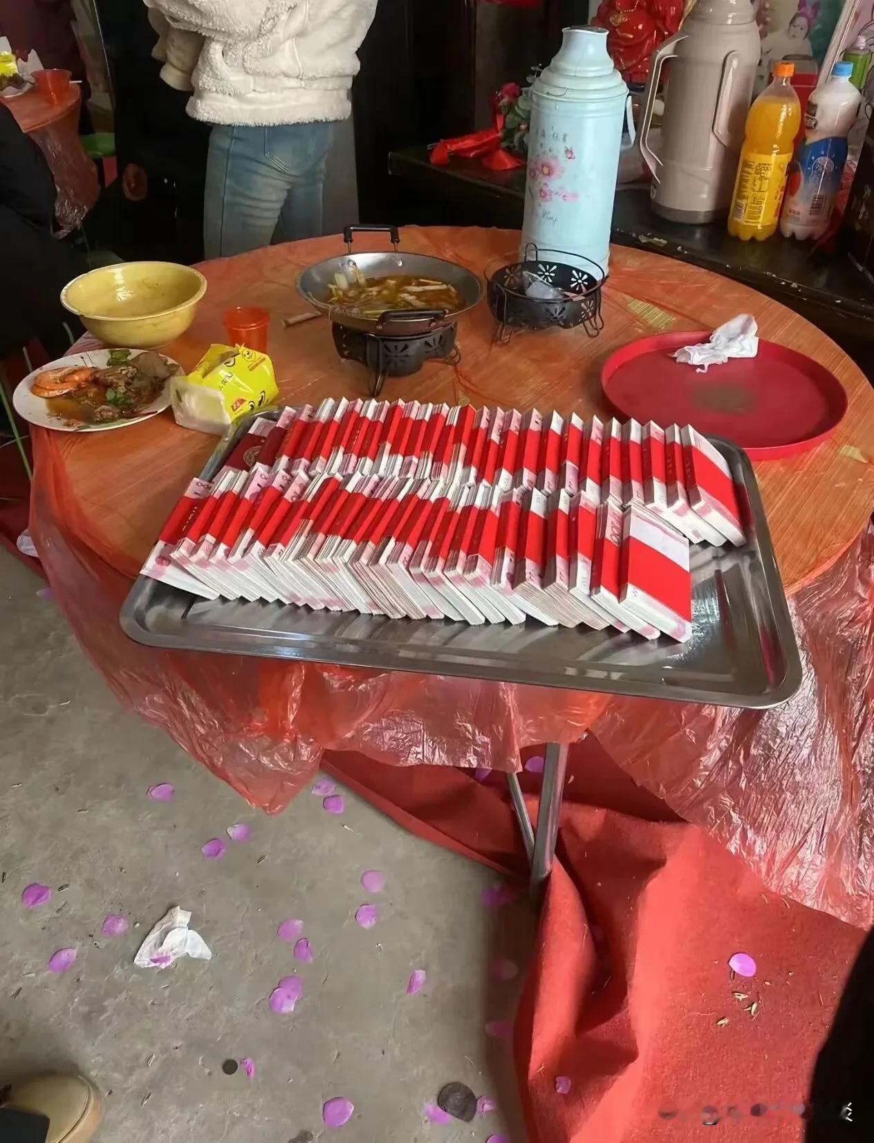 这也太不成比例了，46万彩礼就换来了这么一些彩礼清单，让人看了笑掉大牙。新郎结婚