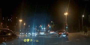 实不相瞒，我是砖家。10月23日，上海徐汇区，国内某品牌新能源车行驶中莫名其妙