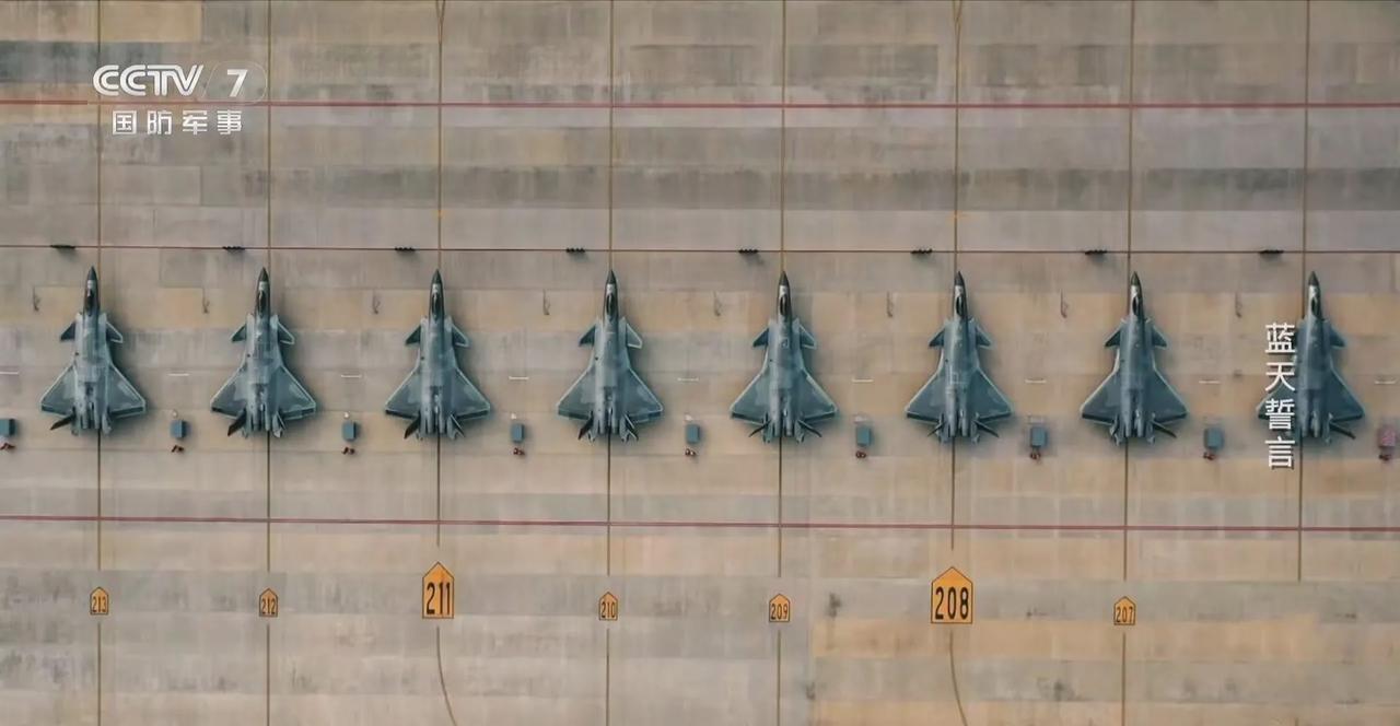 一排歼20，看着就是赏心悦目。不知不觉间，中国空军已经是五代机为骨干了。