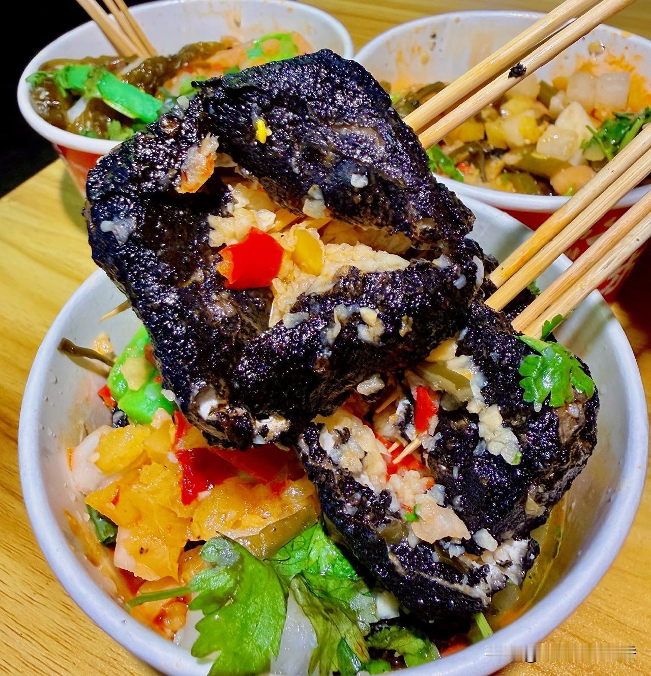 生活百态，美食也各有风味，从来没有绝对的标准答案。臭豆腐就是很神奇的存在，典型的