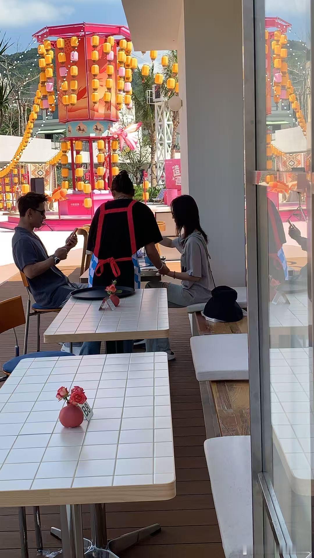 吴谨言洪尧海南度假好羡慕，有网友偶遇了吴谨言和洪尧在海南日月湾度假，震惊的是吴