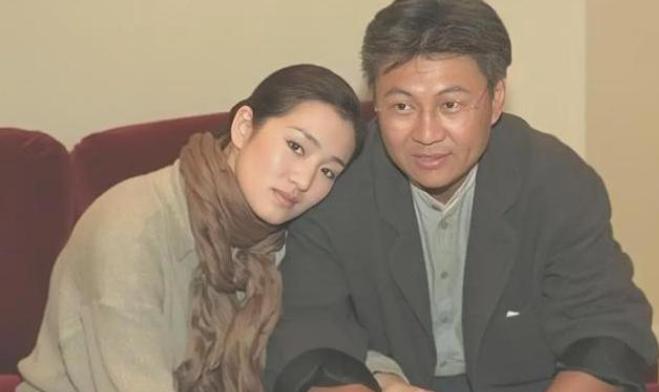 42岁的国际影后巩俐，推掉海内外所有片约，躲在新加坡的别墅里熬了大半年中药，没人