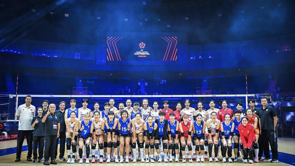 合影定格的那几秒，大伙儿都在夸龚翔宇情商高、画面有爱。别光盯着这温馨的场面，这背