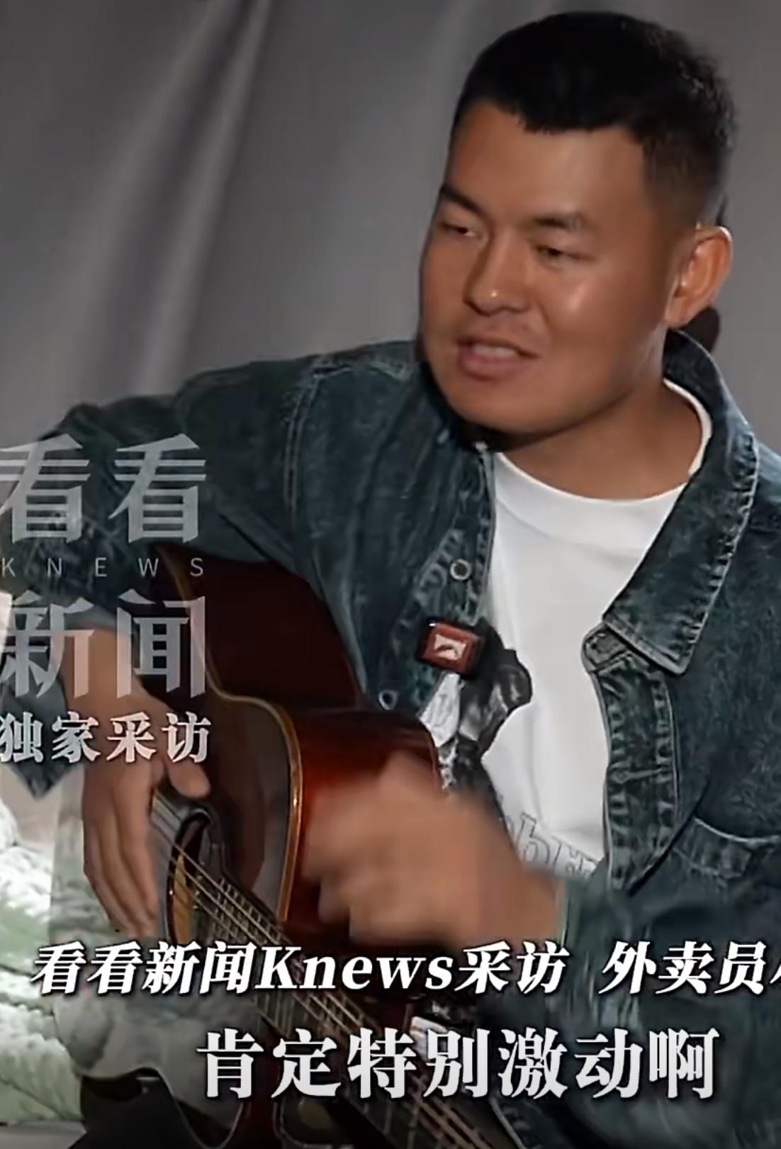 外卖小哥看生哥演唱会前理发买新衣。真的很温暖的一幕。因为唱了偶像的歌被偶像邀