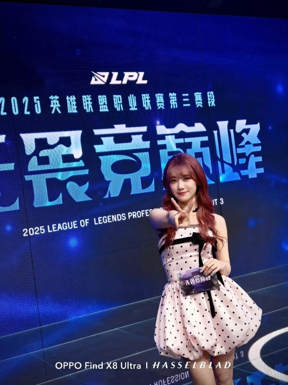 LPL官方分享照片: 镜头捕捉到下班的解说主持们啦