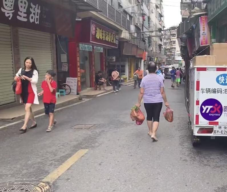 潮汕女人天生就和广东其他女人不一样，除了勤俭持家，相夫教子，没太多的奢求我一