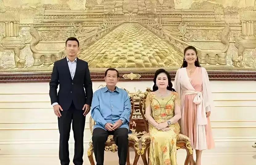 看看洪森夫妻跟他大女儿洪玛娜夫妻的合影。洪玛娜的丈夫就是迪伟杰上将。很多人夸迪