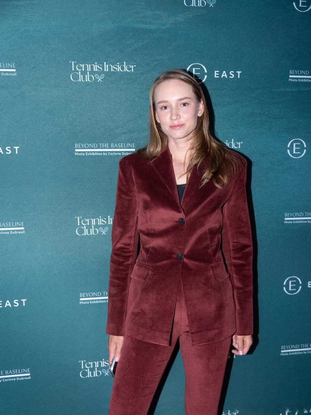 小西装莱巴金娜莱巴金娜到达迈阿密参加的首项活动，美貌wta