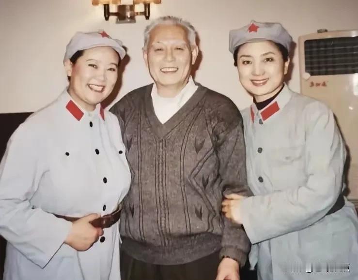 这张照片女红军打扮的两位演员是张金玲和方青卓，那年，她俩已人到中年了，但张金玲还