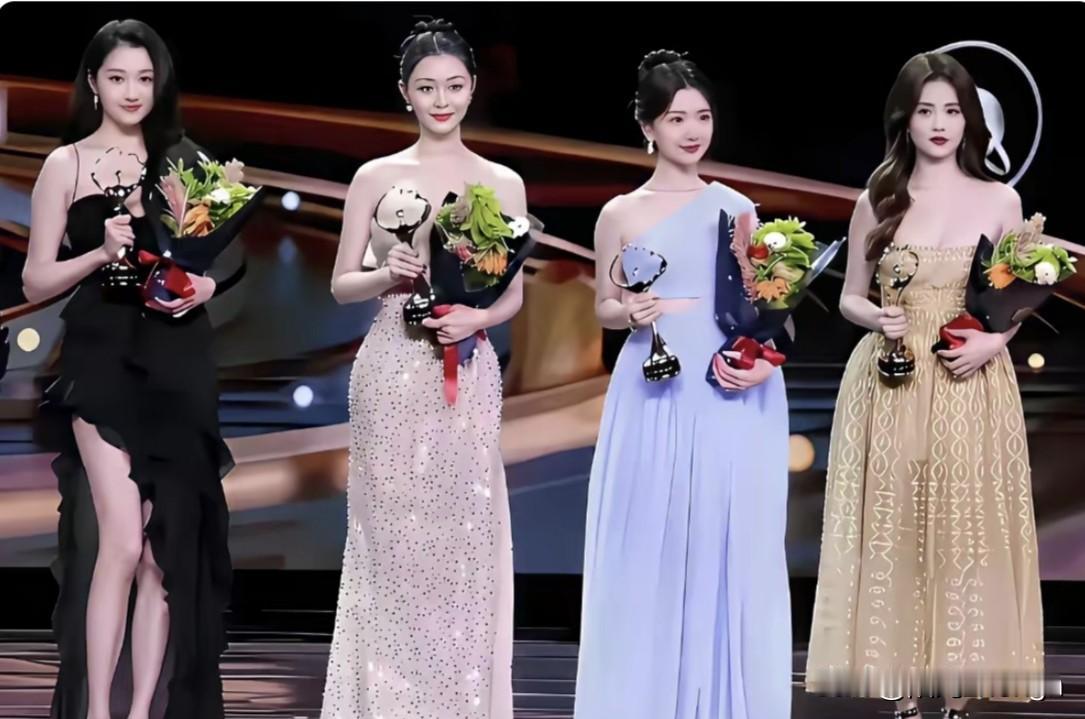 四美同框，关晓彤虽然站在最左边，但还是被关晓彤惊艳到了！关晓彤长得高挑又周正