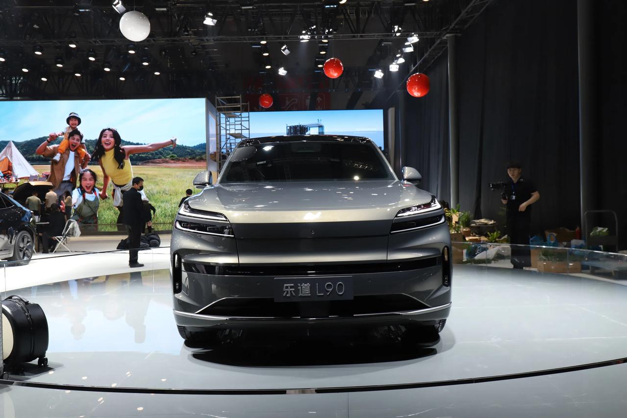 来2025上海车展看乐道L90，前备厢的装载能力吓人！1、新车车长5145m