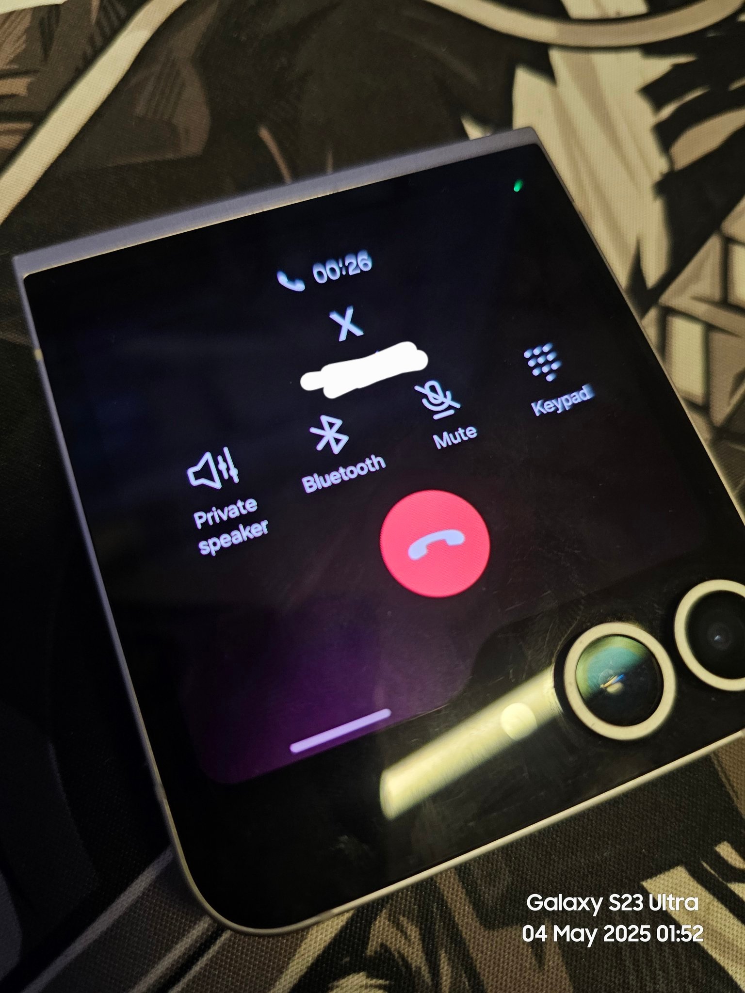 OneUI8.0引入了一项新的翻转功能：“私人扬声器”它会降低通话音量，这样