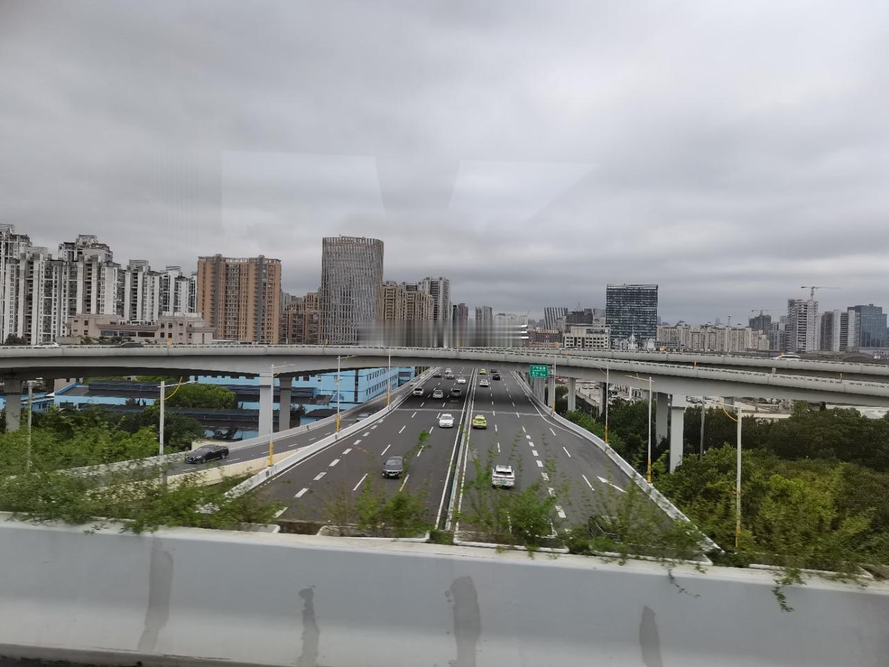 一路上不堵车～挺凉爽的～