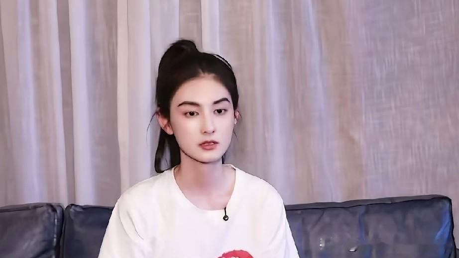 在电视剧《主角》发布会上，扮演楚嘉禾的演员韩沛颖说，在那场往忆秦娥脸上泼菜的戏中