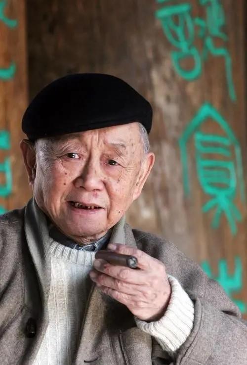 1942年，18岁的黄永玉让弘一法师为他题字。法师微微一笑答应了，说：“切记，4