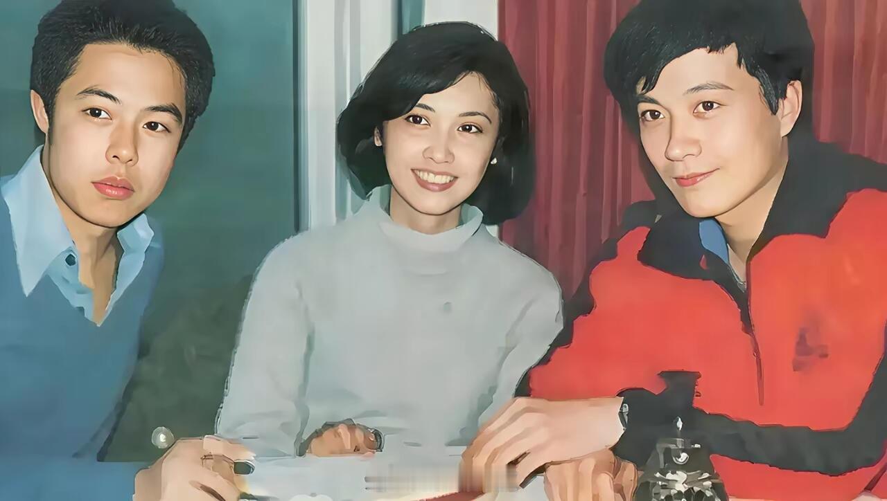 老照片：八十年代，著名演员张铁林、朱琳、周里京在一起留影。