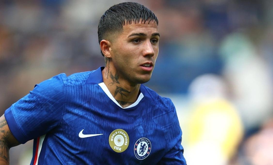 就因为接受采访时示好皇马，恩佐居然被主教练罗尼塞尔给出了停赛两场的处罚，这个真的