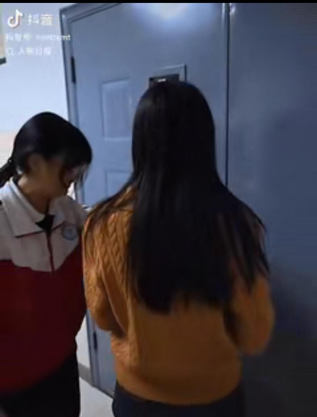 内蒙古，一位高三毕业班班主任被一位女同学领到自个班门口，学生刚一开门，自己就被震