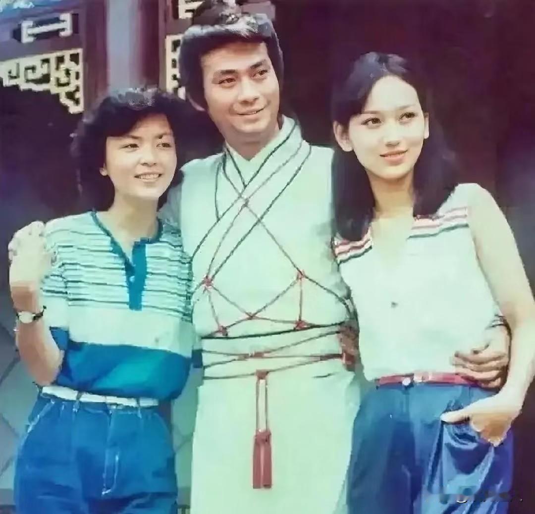 为啥大家都说陈玉莲美，我是真没看出来？这张老照片里，34岁的郑少秋正当红，