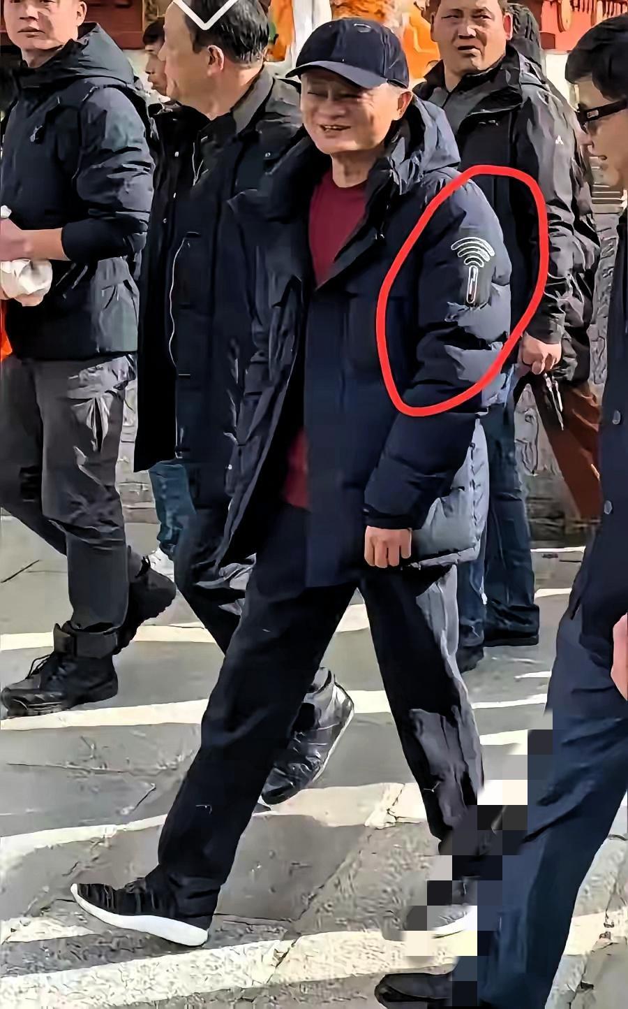 果然大佬的选择里藏着门道！看马云穿的羽绒服，左袖那个像WiFi的标志，一开始我也