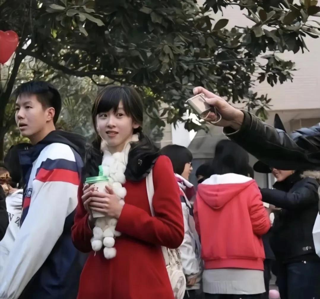 章泽天十年前的这个穿搭，明明就是精致小公主的打扮，却有人说，她的这个打扮很土，土