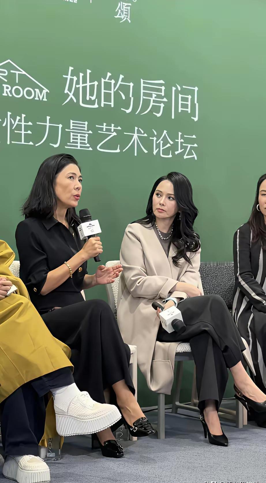 伊能静和秦昊同框，谁能看出她大十岁？合照里她头皮薄得透光，头发根根分明，哪像奔五