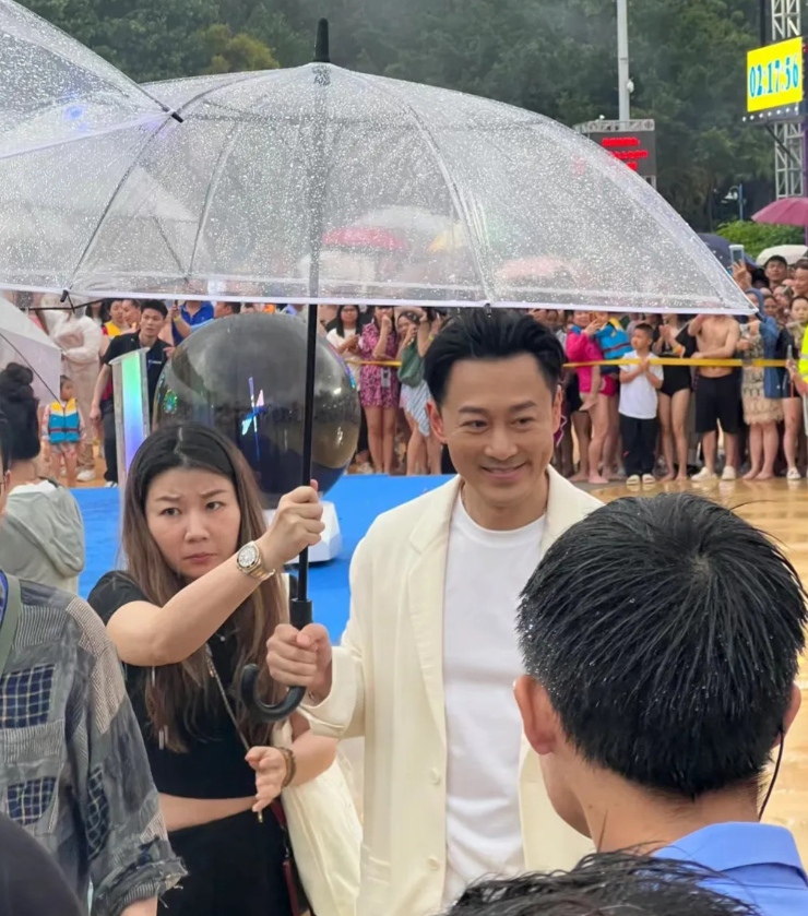 广州遇到林峯，40多岁的他也老了，脸发福了，发际线也升高了，气质也变油腻了爹味十