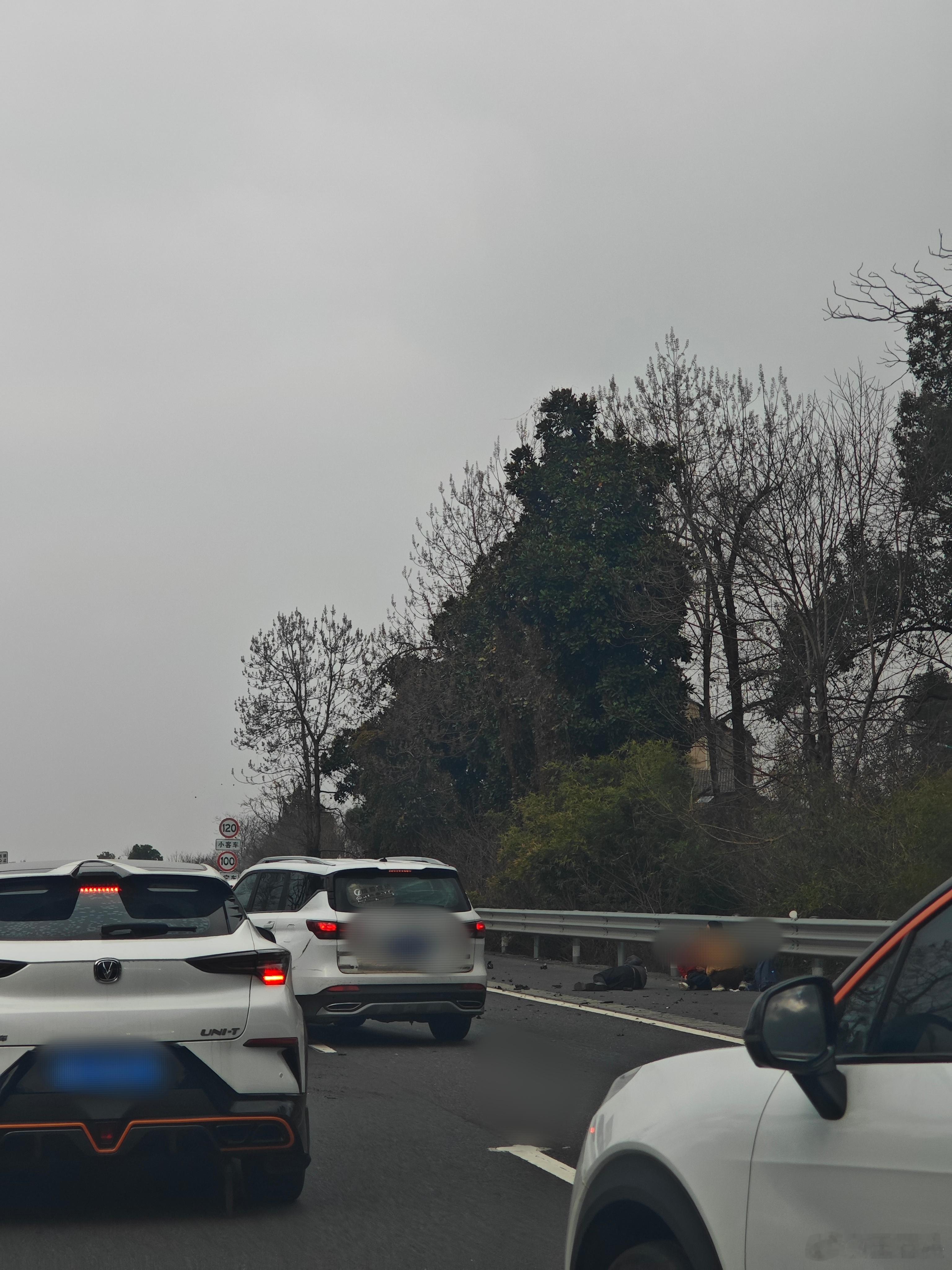 刚高速上遇到追尾事故，大人小孩满满一车。车要开慢点，一定要系好安全带啊！！！