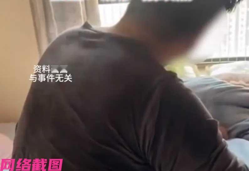 广东深圳某男子，在处理小区粘鼠板上粘的老鼠时，没有想到被老鼠反而咬了一口，当时男