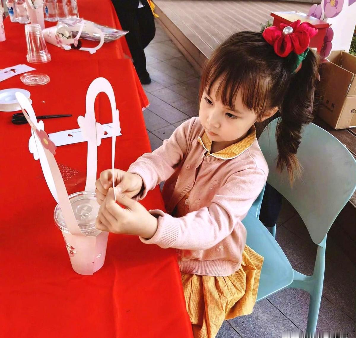 都说女大十八变，我看惠若琪女儿这是“五岁巨变”。这位前女排队长的千金小年糕，