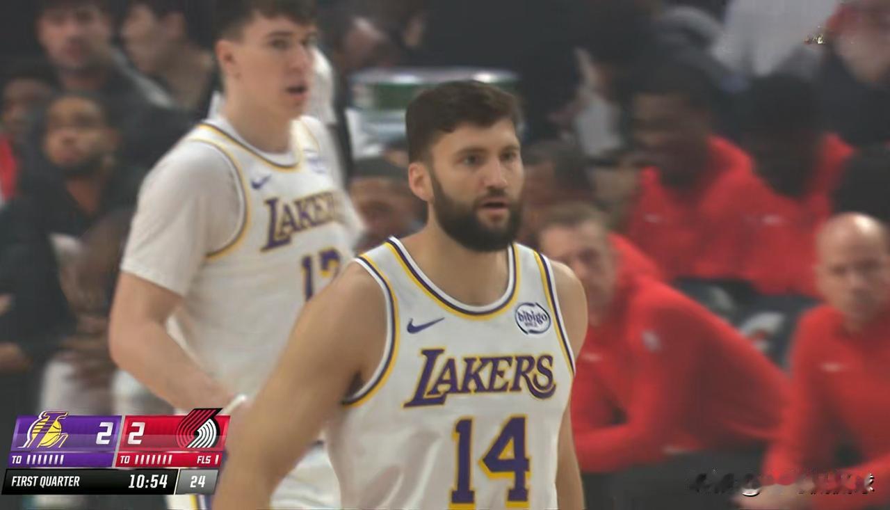 我忍不住要怒赞湖人大将克勒贝尔！在今天进行的湖人和开拓者的比赛中，目前双方的首节