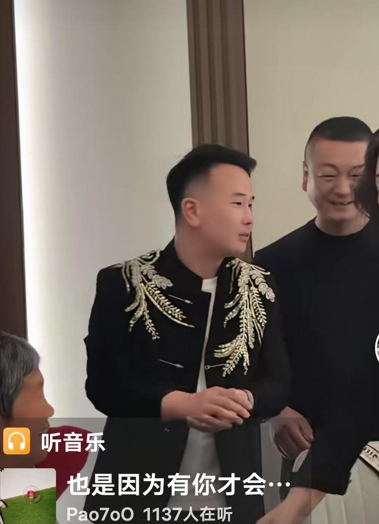 陈亚楠现任丈夫个子稍矮，不如朱小伟那般魁梧，不过倒也精神。只是不知他是哪家公子，