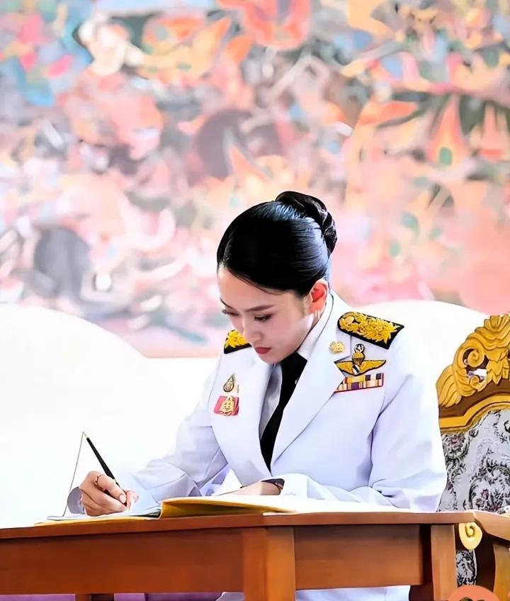 泰国政局动荡不安！一个电话录音就让泰国总理下台，一个是自己的总理却被别的国家一个