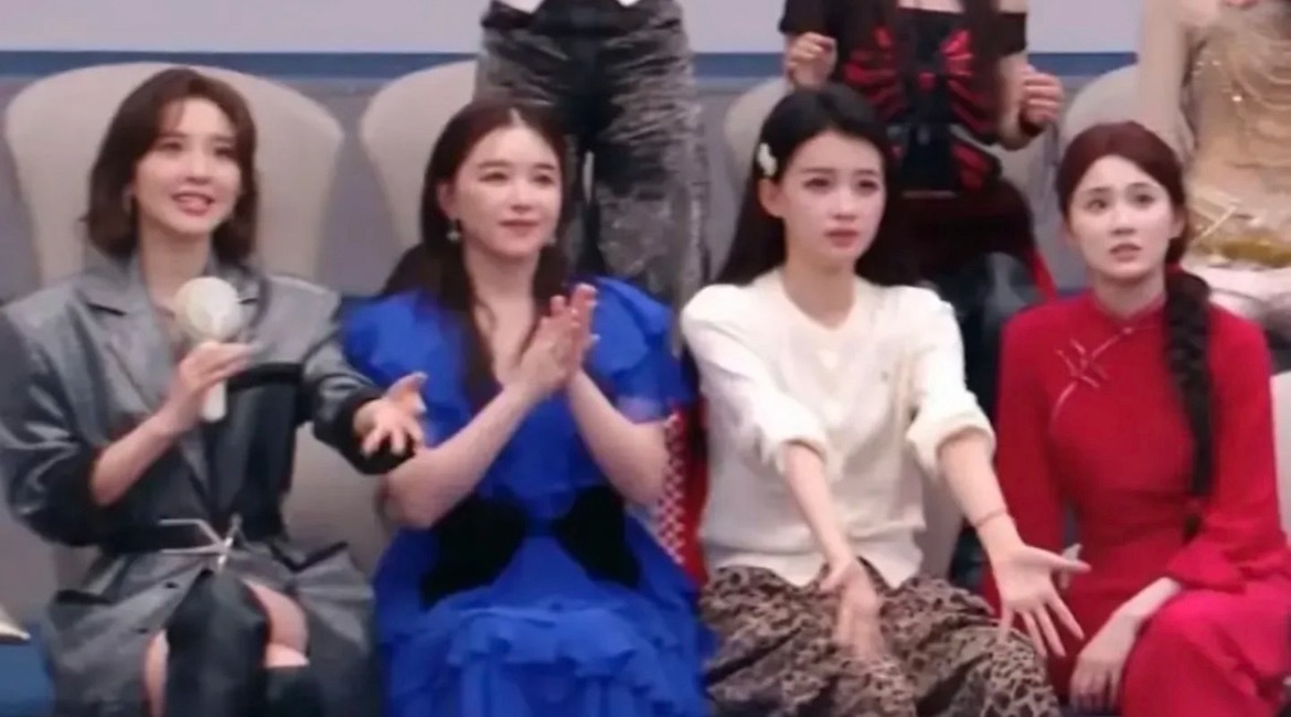 浪姐，节目镜头可真会来事！深受观众喜爱的4位女星，节目里难得坐到一起，浪姐敏锐捕