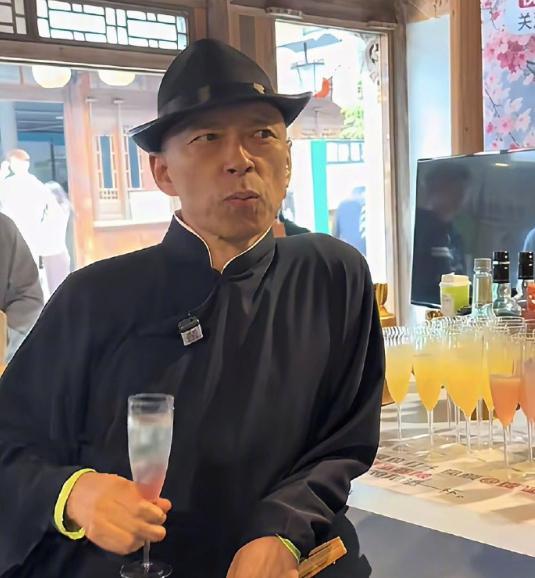 在所有的互联网大佬中，我最佩服张朝阳，活得自在，自由，潇洒！比他有钱的人，都不