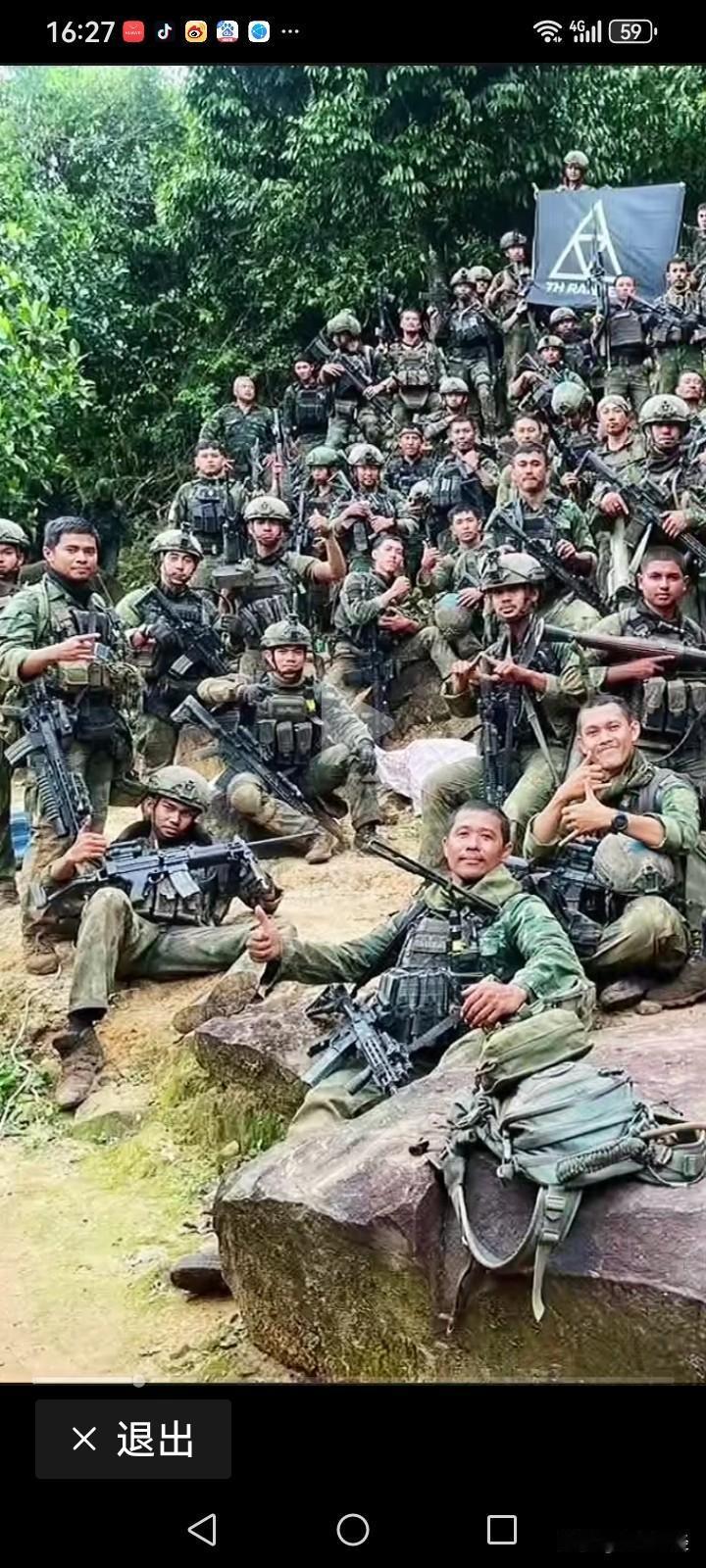 泰军大胜柬埔寨军队，士兵们聚在一起休息合影，但是现代战争中，这样的场面还是非常危