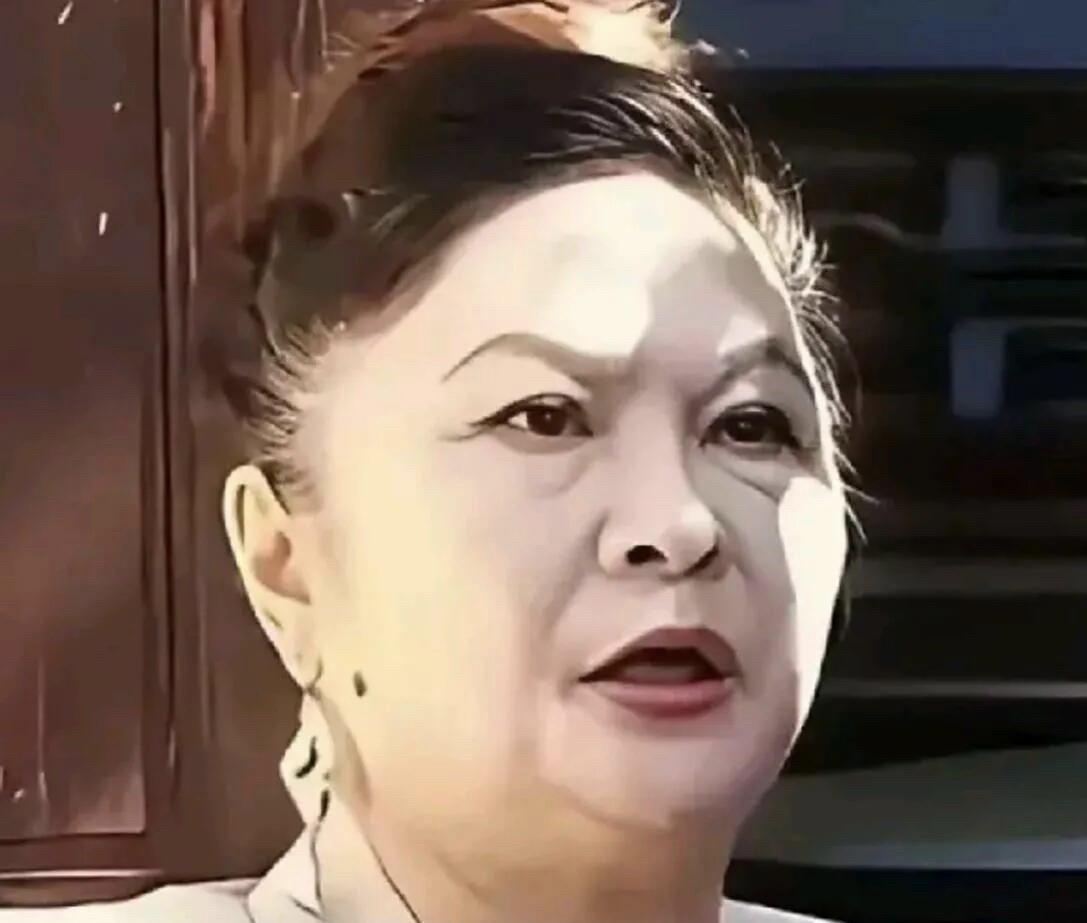 当年扮演《白桦林中的哨所》里的白如桦时是那么漂亮，那么的惊艳，可惜现在老了，一脸