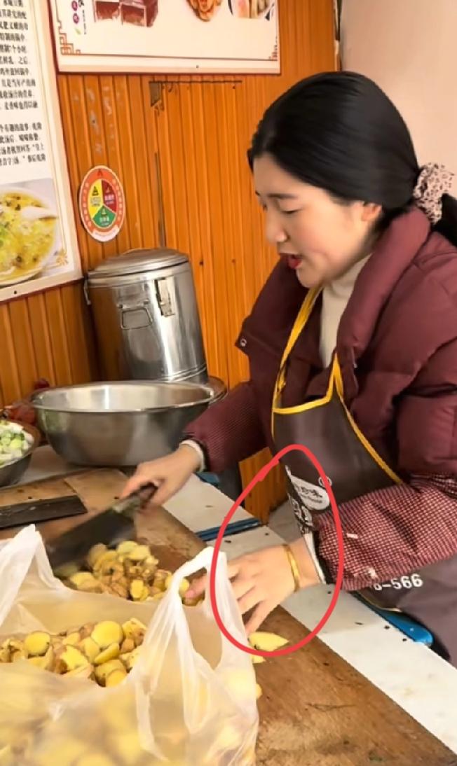 上海河南水煎包老板娘，手腕上这大金镯子，太亮了，又宽又厚，至少上万，夫妻俩干的小